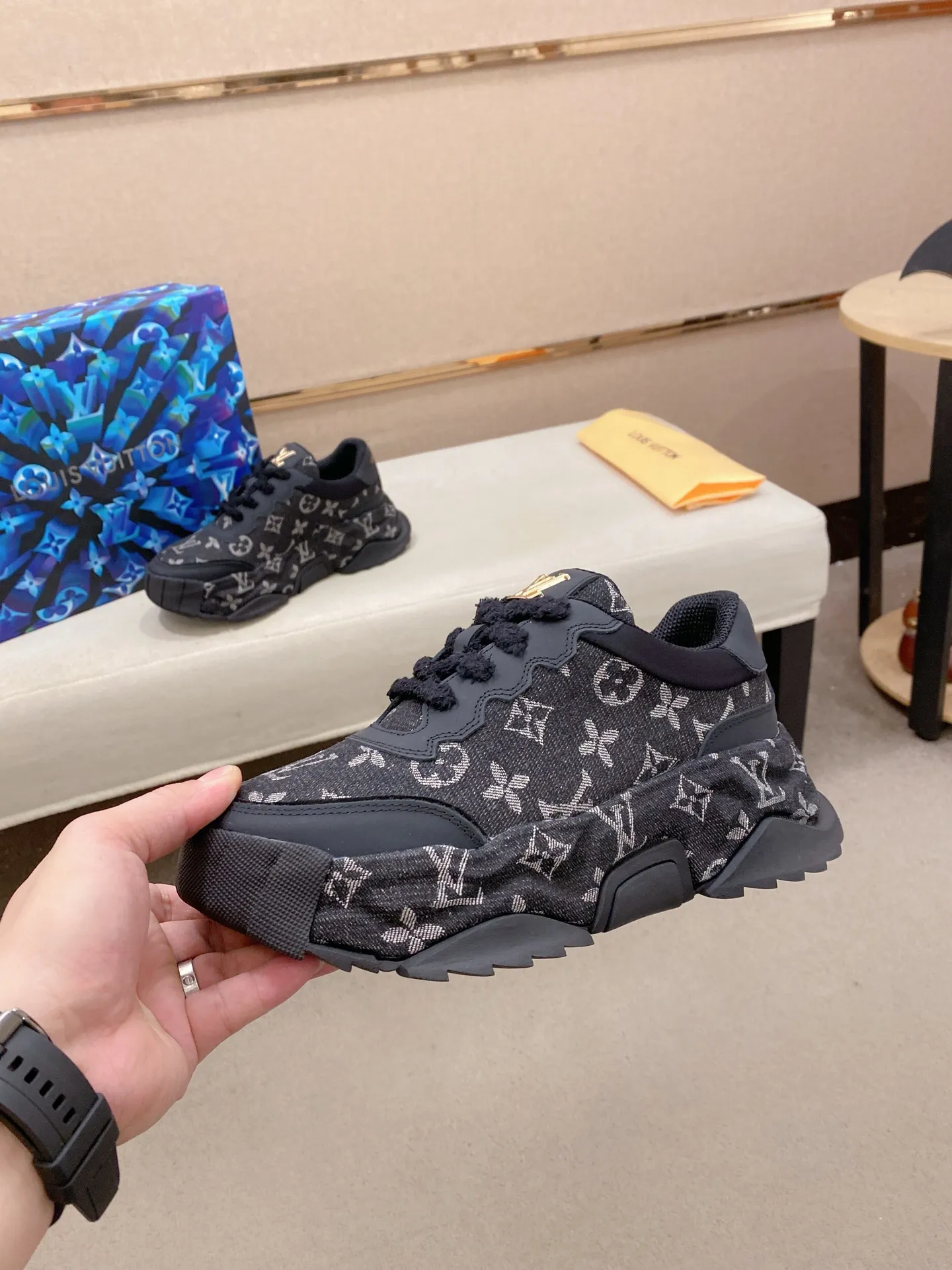 Factory price 600💰 Louis Vuitton (Louis Vuitton/lv) official website 1:1 copy 👊🏻Upper 🇮🇹Imported cowhide🇩🇪Lining imported breathable mesh lining. The original outsole is molded to reflect the identity of every man, and the upper foot is elegant and stable🚶🏻🚶🏻The high-end custom counter original replica📯The shoe last remains unchanged regardless of wind and rain, and can withstand the verification of time🔍️,🔵 Size: 39-45. Can be customized 38-46 non-refundable and non-exchangeable!